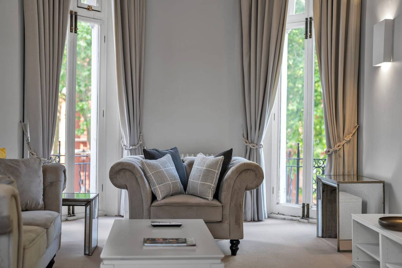 Entire apartment, Spectacular 1 Bedroom with Balcony in Kensington and Chelsea, London