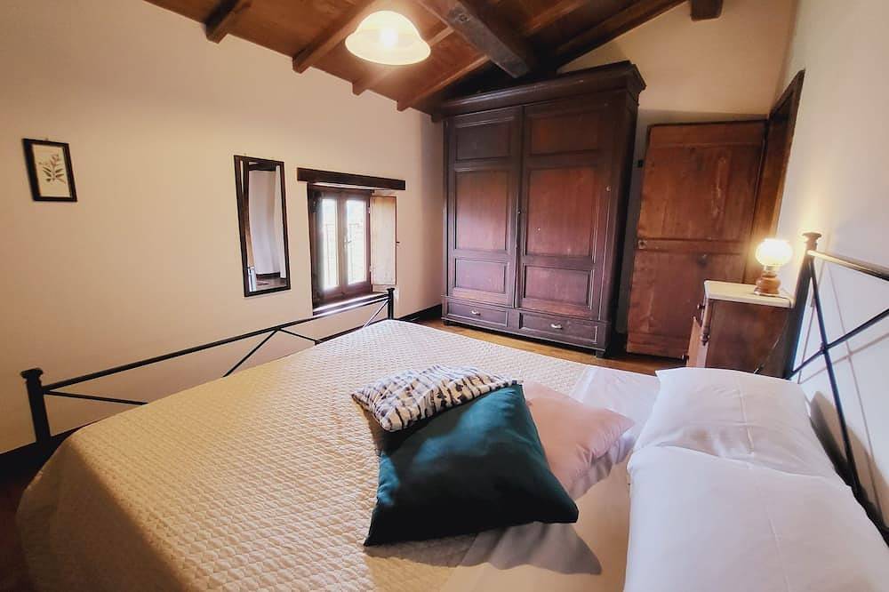 Cottage and house, private pool, hot tub, stunning views. Wifi. Ideal for groups in Castelnuovo di Garfagnana, Garfagnana