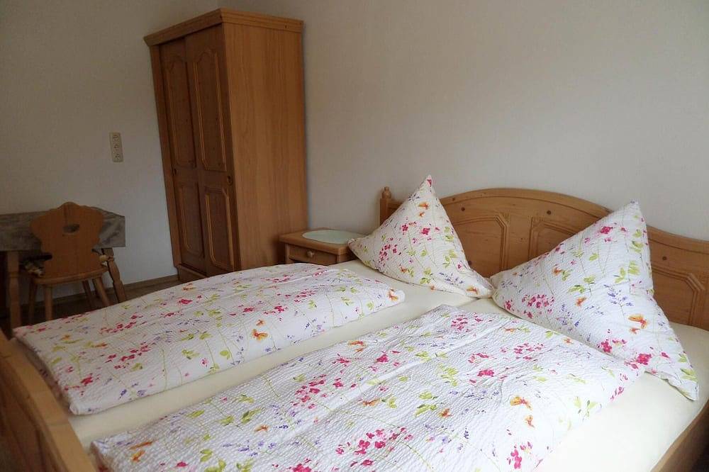 Ganze Wohnung, Wohnung im 2. Untergeschoss mit Kochnische und Wintergarten in Grafenau, Ostbayern