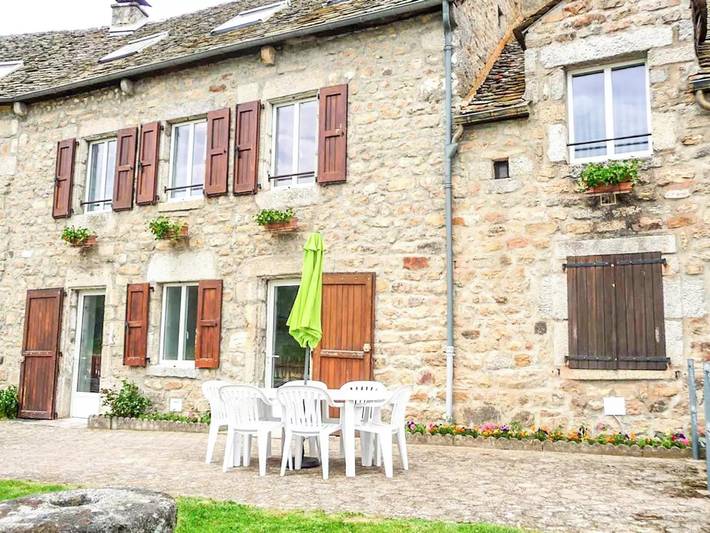 Gîte pour 4 personnes, avec terrasse et piscine