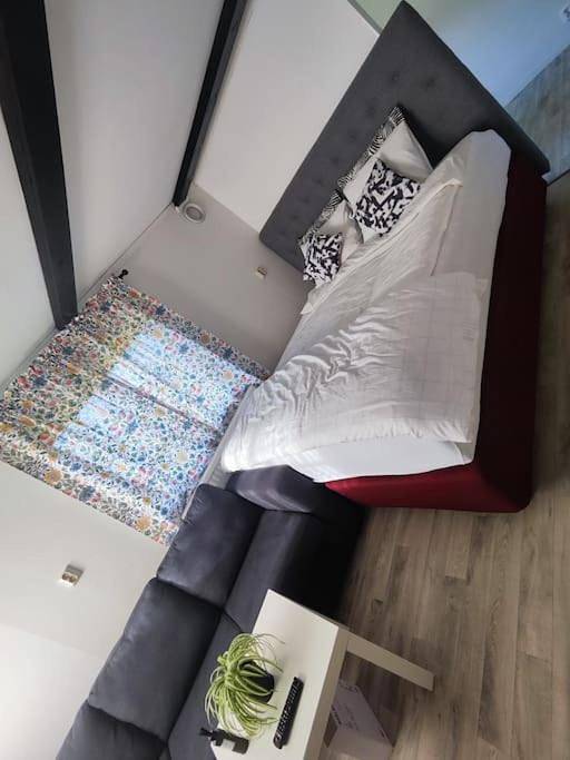 Location de vacances pour 2 personnes, avec terrasse et piscine ainsi que jacuzzi et sauna dans Orebro - 2