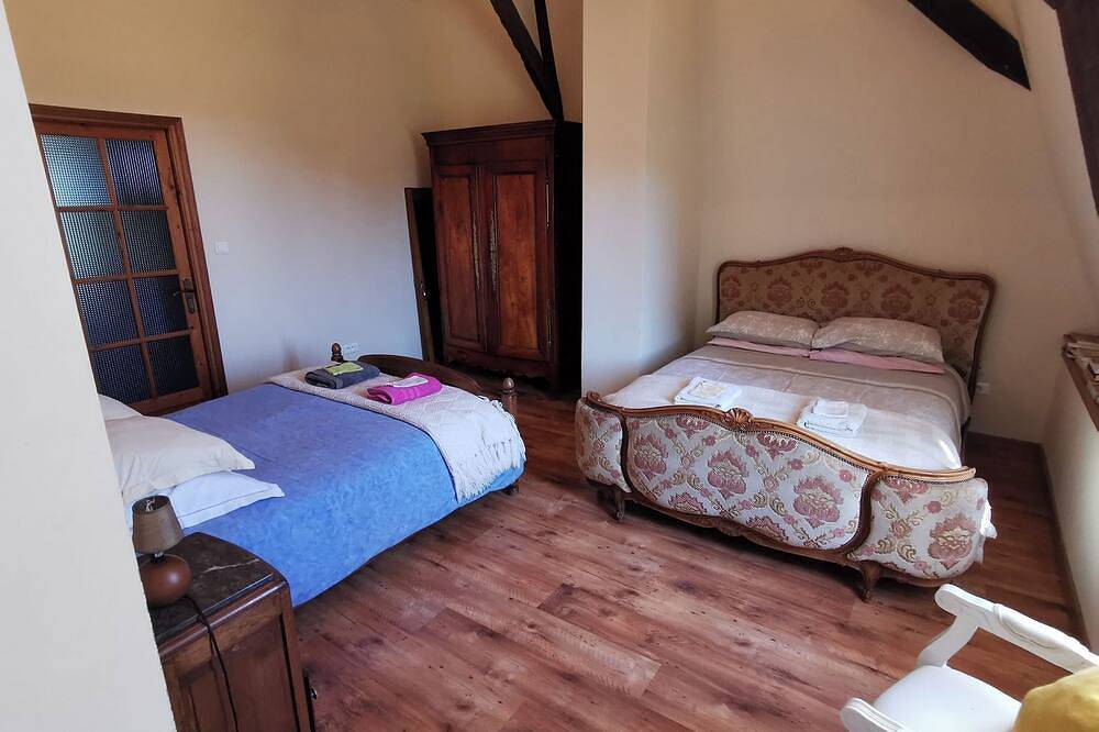 Gîte 'les écuries' sleeps 14. in La Chapelle-Caro, Vannes region