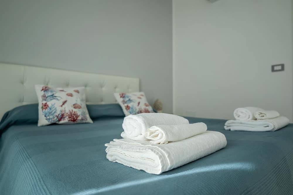 Entire apartment, Apartment 50 meters from the sea in Taormina, with free private parking in Mazzeo, Taormina