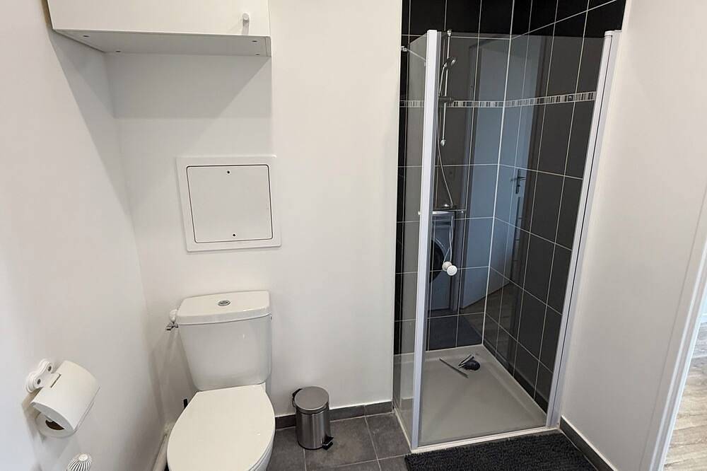 Appartement entier, Appartement 2pièces refait à neuf Parking ,Wifi,machine à laver séche linge. in Corbeil-Essonnes, Essonne