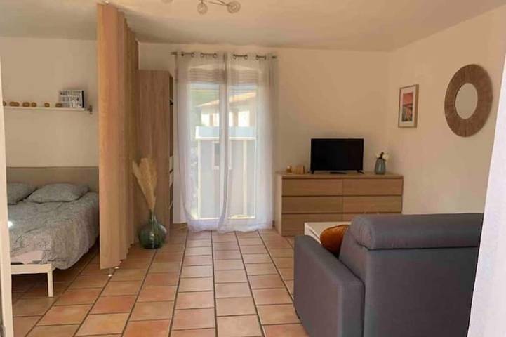 Gîte pour 4 personnes, avec piscine ainsi que jardin et terrasse à Roquefort-les-Pins - 2