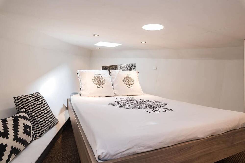 Luxury large houseboat in the famous Jordaan district in Jordaan, Côte hollandaise