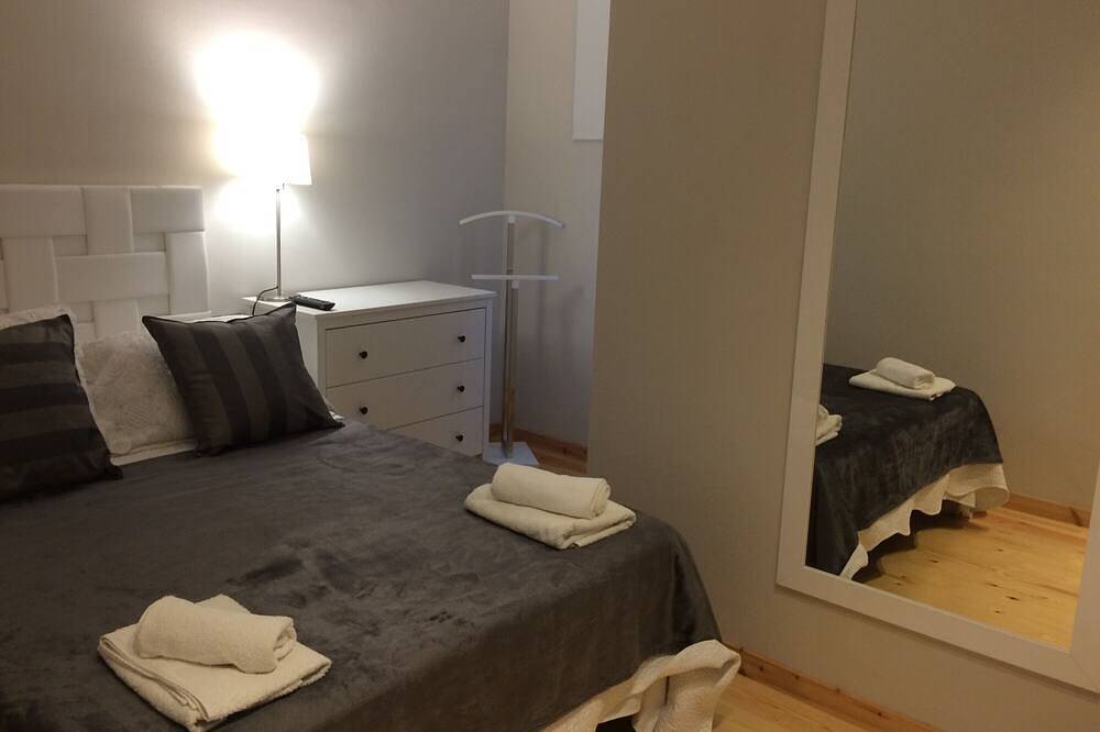 Apartamento entero, Apartamento 'Castellterçol' con vistas a la montaña, terraza privada y Wi-Fi in Castelltercol, Interior de Barcelona