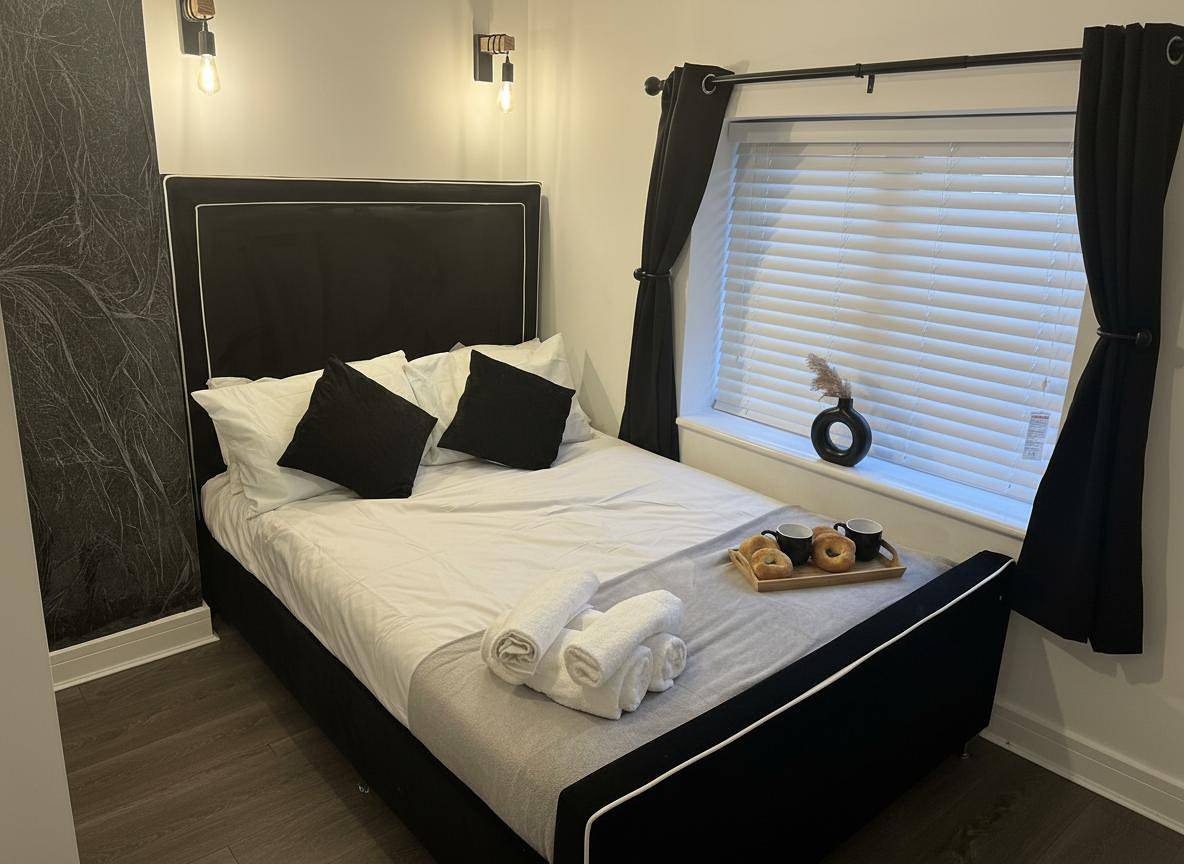 3-Bed House, Sleeps 5, Free Parking in Walsall, Birmingham Area
