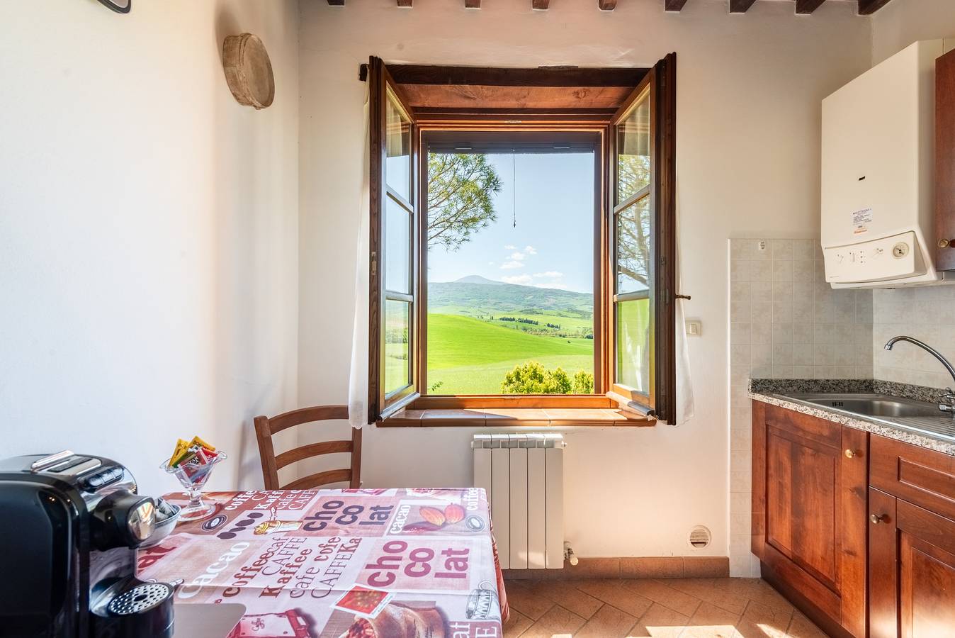 Entire apartment, Apartment 'Il Giogo' with Shared Pool, Wi-Fi and Air Conditioning in Gallina, Castiglione d'Orcia region