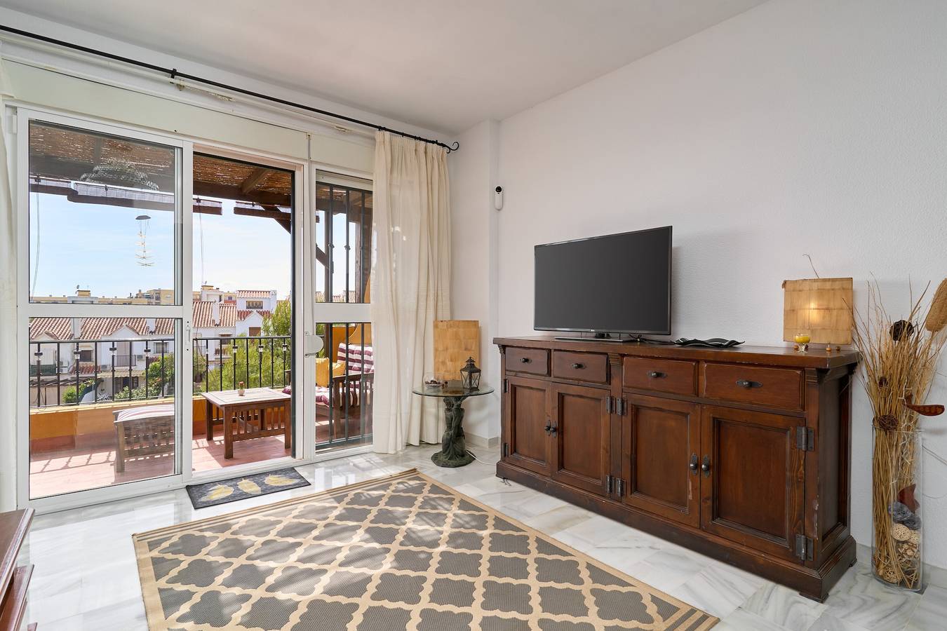 Apartamento entero, Apartamento 'Adosado con Piscina Benajarafe' con Balcón, Wi-Fi y Aire Acondicionado in Urbanizacion La Esperanza, Vélez-Málaga