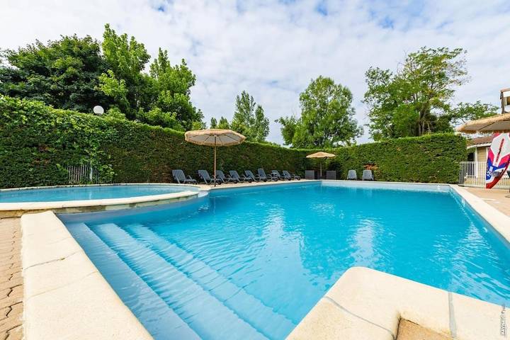 Gîte pour 6 personnes, avec piscine ainsi que terrasse et jardin à Rivières - 3