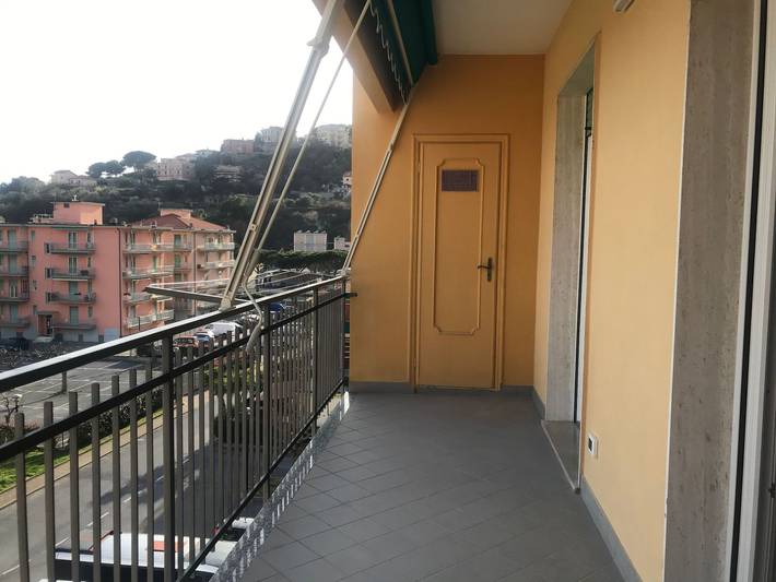 Entire apartment, 'White' mit Balkon in Pietra Ligure, Pietra Ligure Municipality