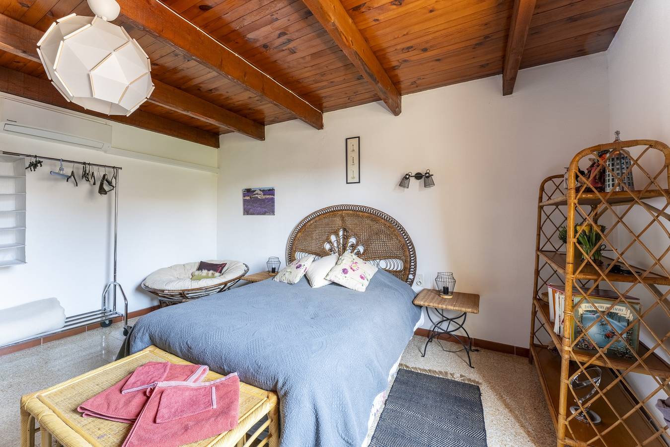 Holiday Home 'L'oustalet' with Private Terrace, Wi-Fi and Air Conditioning in Saint-Hilaire-d'Ozilhan, Nimes region