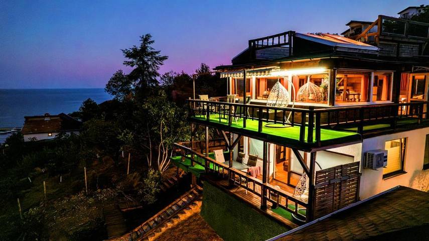 Villa für 14 Personen, mit Terrasse und Pool sowie Ausblick am Goldstrand