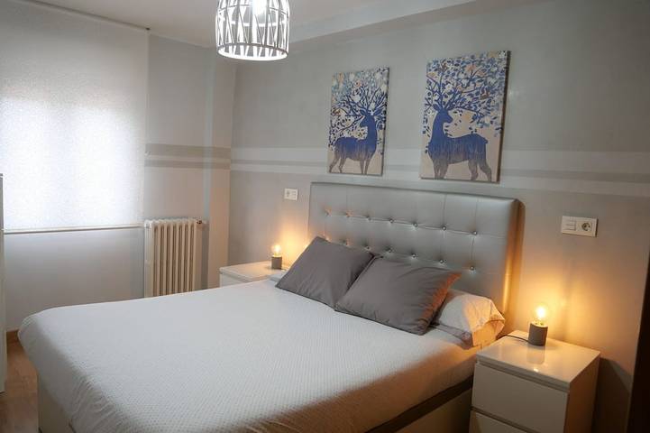 Ganze Wohnung, Laucar Vivienda de Uso Turístico, pets allowed, centrally located, spacious living room and kitchen in Burgos, Burgos Provinz