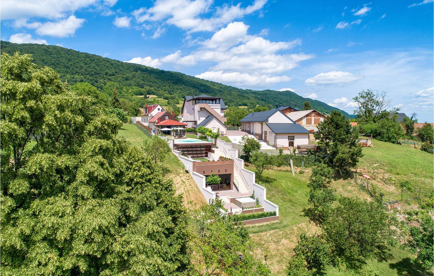 Ruim appartement met 2 slaapkamers, verwarmd zwembad en terras in Koprivnica-Krizevci