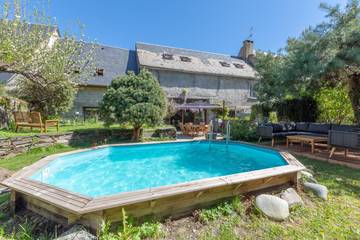 Gîte pour 15 personnes, avec jardin ainsi que piscine et terrasse à Guchen