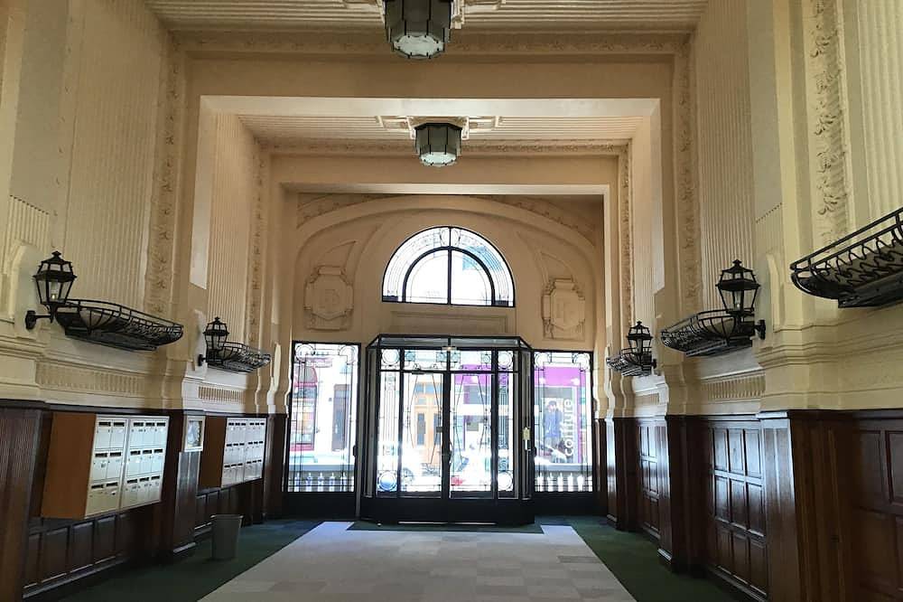 Entire apartment, 60m2 apartment, 2 nd floor elevator, 2 rooms, ideal for 2 to 4 people in Vichy, Vichy region