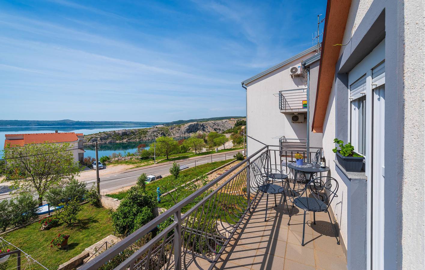 Ganze Ferienwohnung, Charmante Ferienwohnung 200 m von der Küste entfernt mit Terrasse und Küche in Novigrad in Maslenica, Zadar