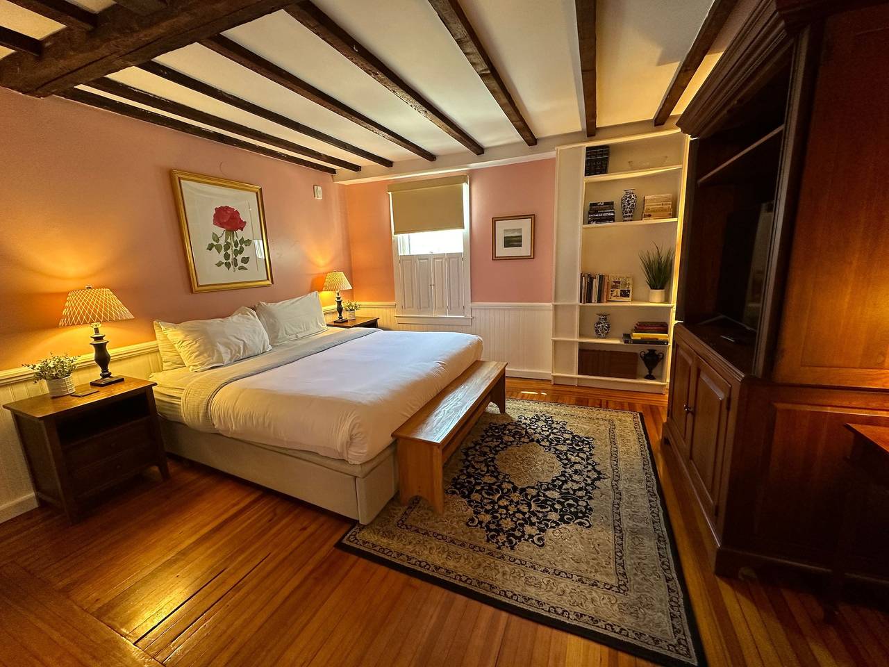 Entire Historic 5 Bed/ 5 Bath Inn Sleeps 17 in Newport, Newport County