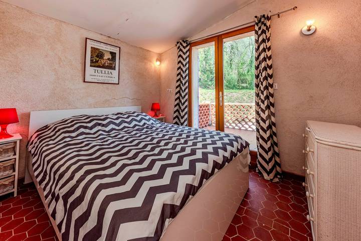 Location de vacances pour 10 personnes, avec piscine ainsi que balcon et jardin à Salernes - 4