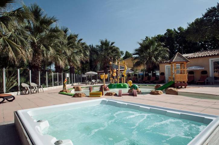 Camping pour 2 personnes, avec Jacuzzi et Terrasse ainsi que Jardin et Bassin pour enfant à Grimaud - 3