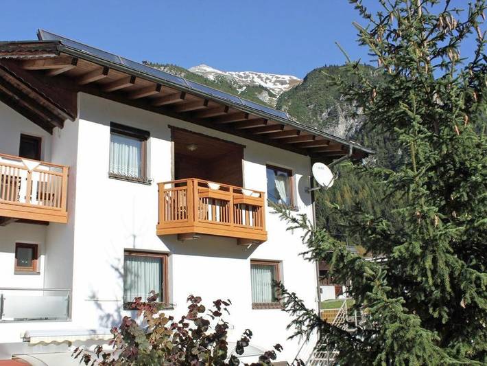 Gästehaus für 2 Personen, mit Balkon und Ausblick in Pettneu