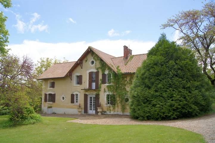 Maison d’hôte pour 2 personnes, avec jardin et piscine ainsi que terrasse et vue à Villetoureix