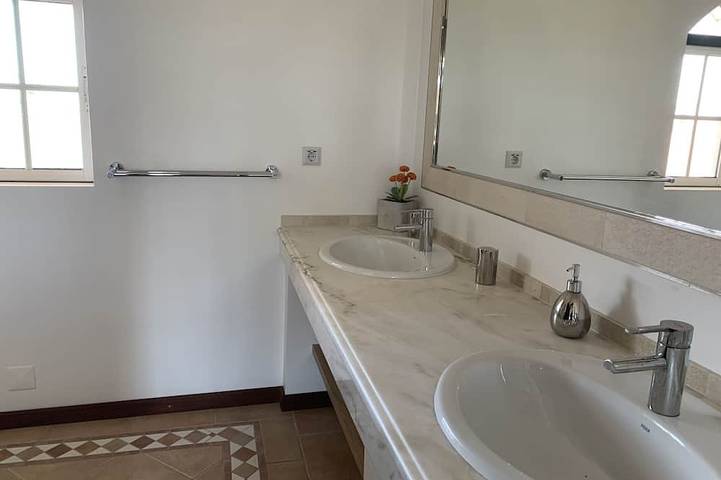 Villa mit einem sehr großen, wunderschönen Garten und Tennis in Quarteira, Faro Distrikt