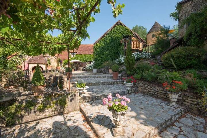 Location de vacances pour 10 personnes, avec Balcon et Jacuzzi ainsi que Terrasse et Jardin à Auriac-du-Périgord