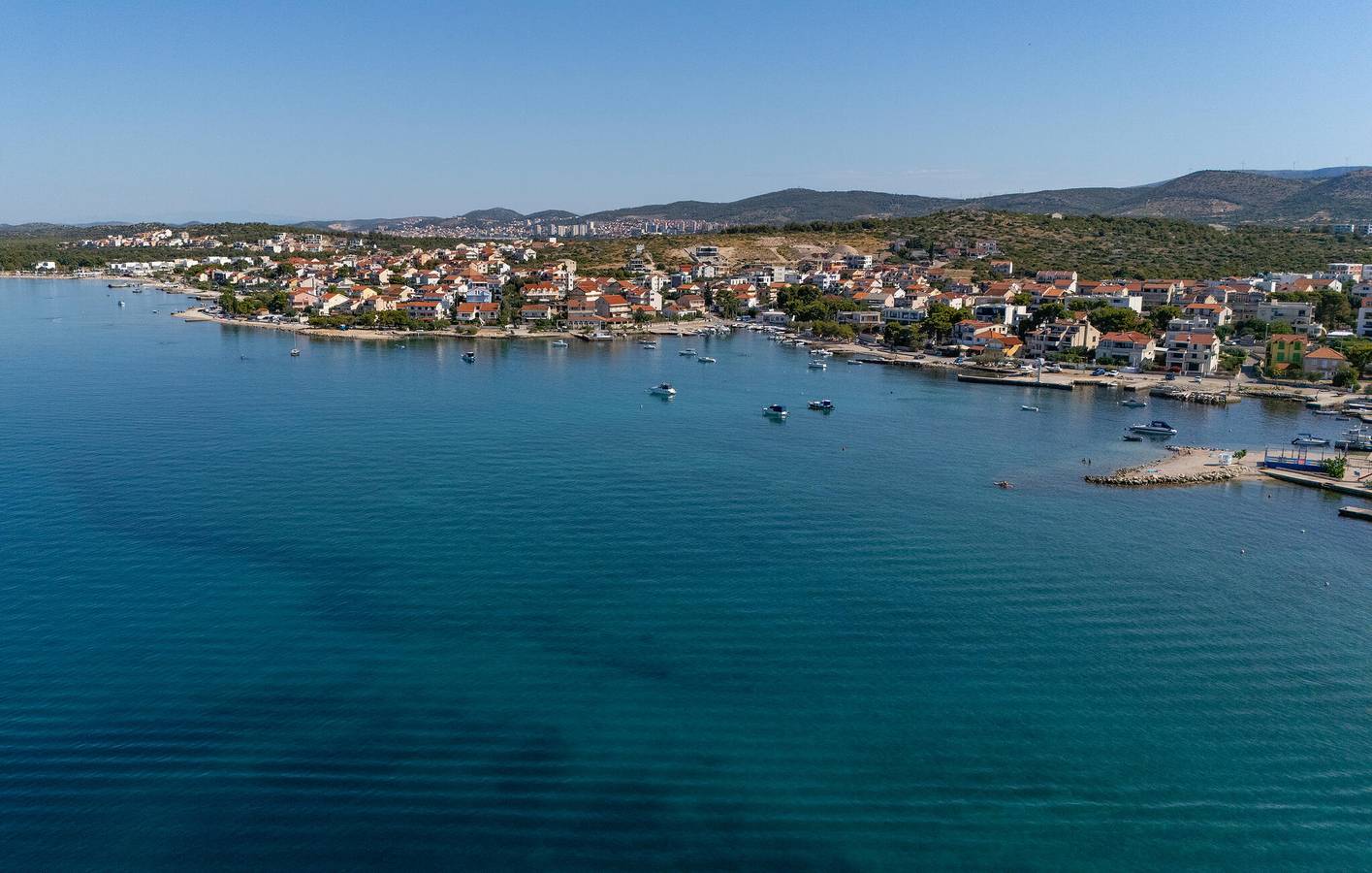 Ganze Ferienwohnung, Gemütliche 1-Zimmer-Wohnung mit Terrasse, 200 m vom Strand entfernt in Brodarica, Šibenik-Knin