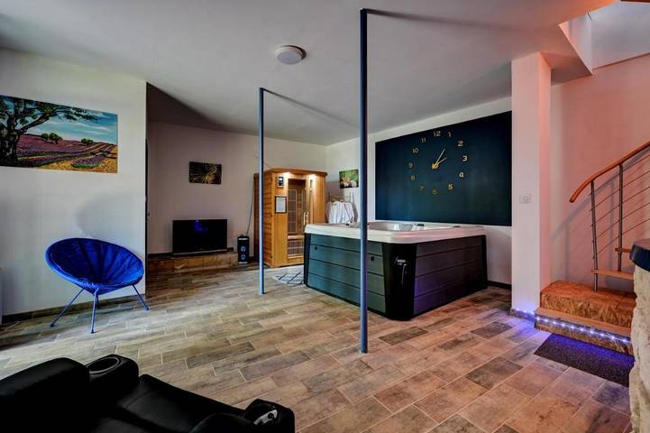 Maison d’hôte pour 2 personnes, avec Terrasse et Jacuzzi ainsi que Jardin et Piscine