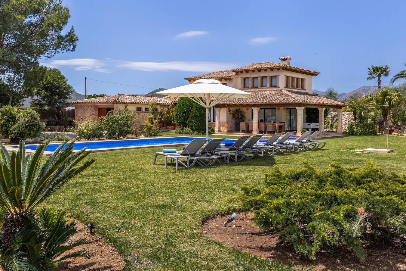 Villa Moliner mit Bergblick, Pool, Jacuzzi, Wlan, Klimaanlage, Terrasse und Garten in Pollença, Mallorca Norden