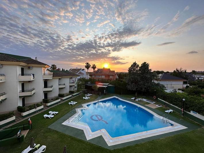 Apartamento para 2 personas, con jardín además de vistas y piscina, Se admiten mascotas en Mairena del Aljarafe