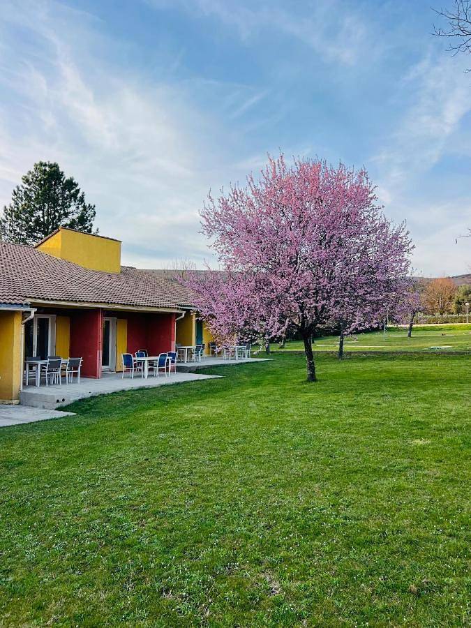 Location de vacances pour 4 personnes, avec jardin ainsi que vue et piscine à Saint-Étienne-les-Orgues