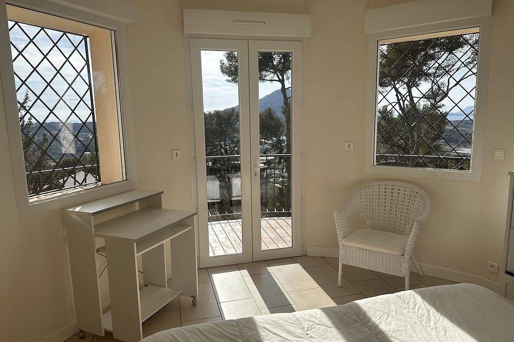 Magnifique piscine à débordement,  Vue mer , Villa climatisée, très calme in Carqueiranne, Côte méditerranéenne (France)
