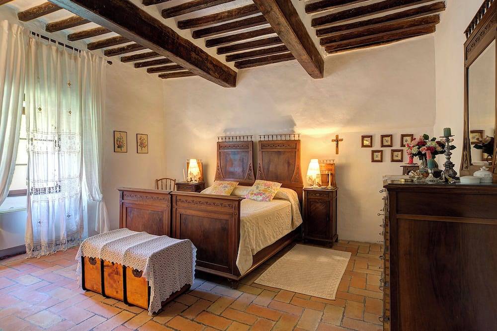 Cozy cottage surrounded by a large garden in the hills of Le Marche in Fabriano, Ancona Province