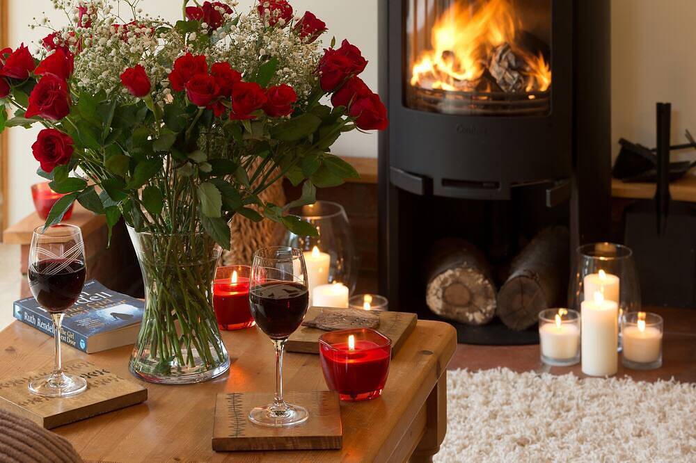 Luxury barn with private hot tub, sauna, pizza oven, dog friendly. in Suffolk