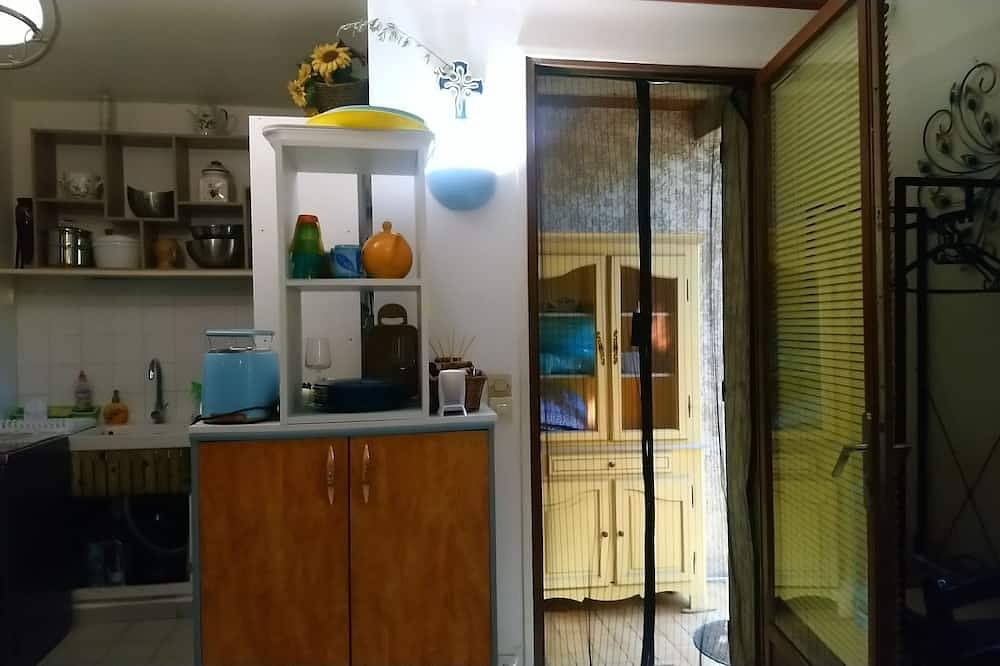 Entire apartment, Central Provence 15mn Pont du Gard Avignon swimming canoe near Sea Mountain in Rochefort-du-Gard, Nimes region