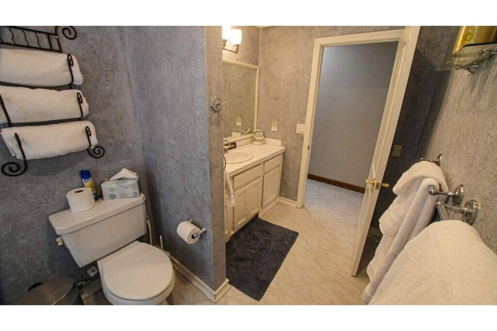 Lake Elsinore Lakehouse\nproperty requires government Id verification to book in Lake Elsinore, Riverside County