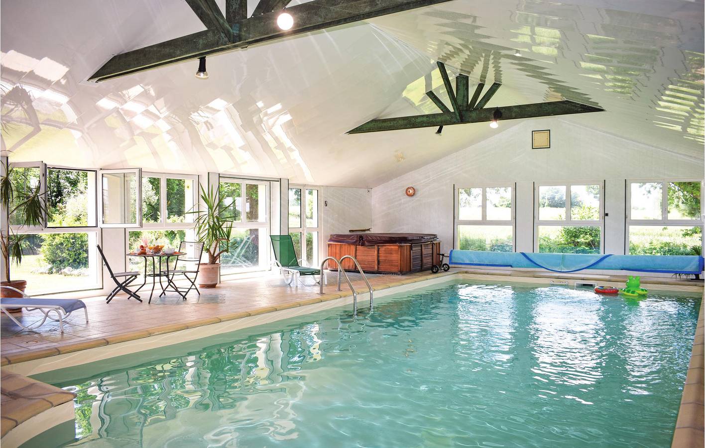 Appartement spacieux avec piscine et parking - près de la ville et de la rivière in Quemper-Guézennec, Région de Guingamp