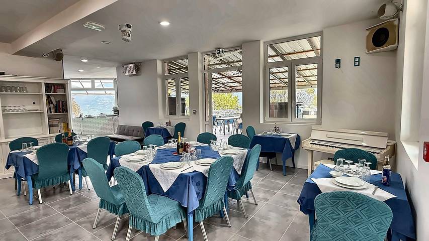 Bed and Breakfast 'Aura - Chambre 5' with Mountain View, Wi-Fi and Air Conditioning in Berre-les-Alpes, Mediterranean Coast (France)