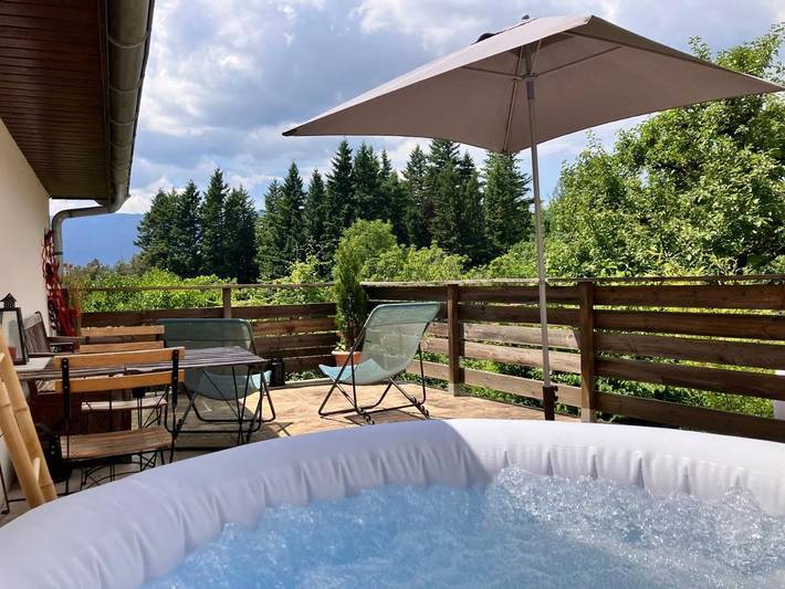 Gîte pour 2 personnes, avec Jacuzzi ainsi que Terrasse et Vue dans Lancrans