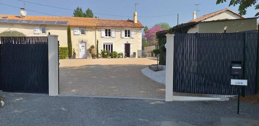 Location de vacances pour 5 personnes, avec piscine et jardin, animaux acceptés dans Mazières-en-Gâtine