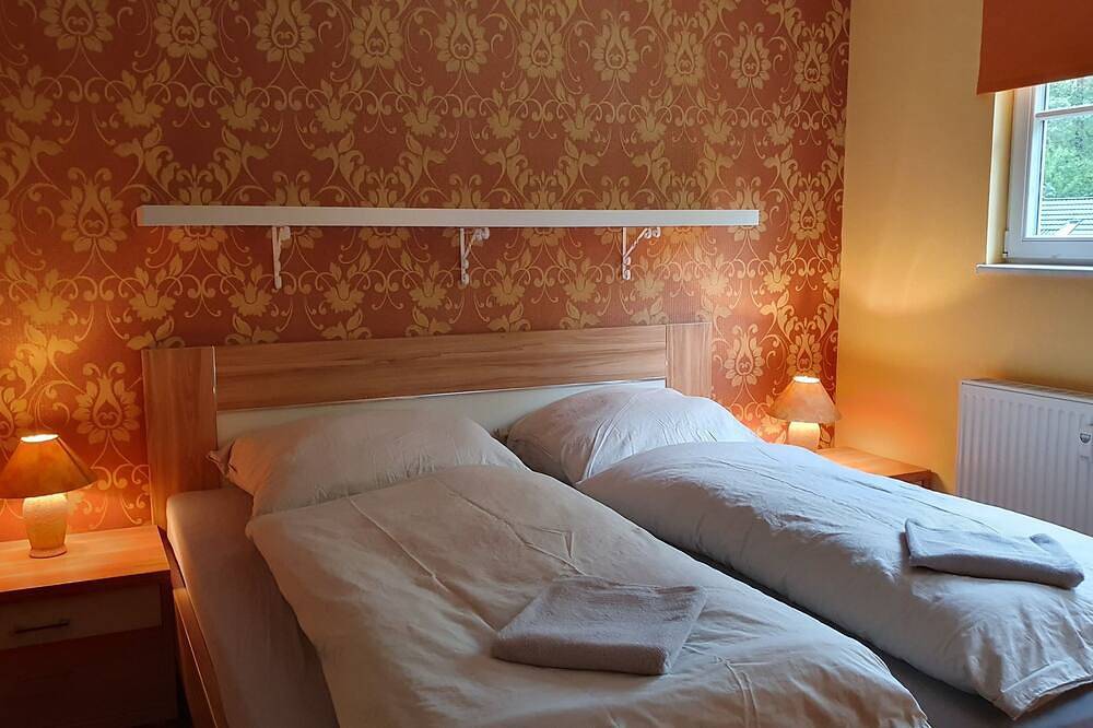 Ganze Wohnung, Ferienwohnung im Gutshof – Direkt gegenüber dem Schloss mit Terrasse und Wlan in Gablenz, Oberlausitz-Niederschlesien