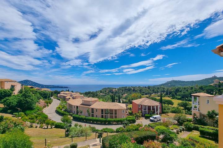 Gîte pour 7 personnes, avec Terrasse ainsi que Bassin pour enfant et Piscine dans Golf De Cap Esterel