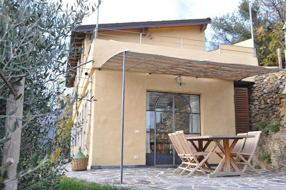 Ein Villa mit sonnigem Garten und Traumblick oberhalb von Dolcedo in Dolcedo, Dolcedo Gemeinde