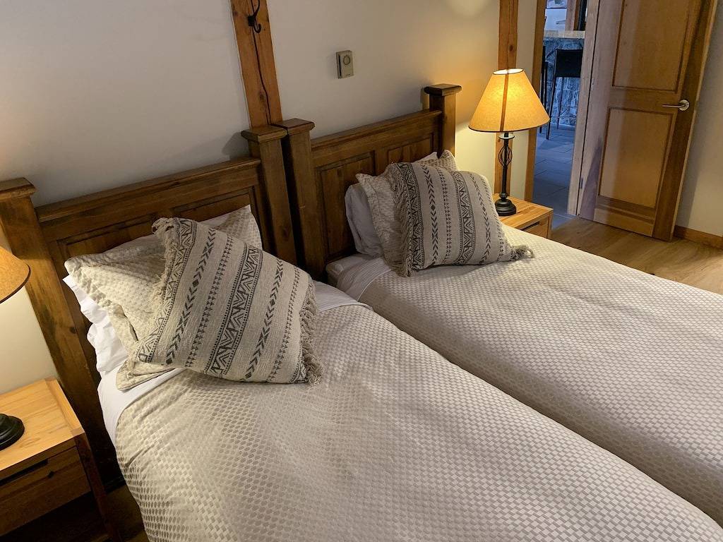 ✨ Valhalla Ski Chalet | Sleeps 14 | Private Hot Tub | Steps to Whistler Village in Whistler, Whistler Blackcomb