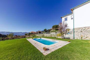 Hôtel pour 3 personnes, avec piscine ainsi que jardin et vue dans Riba de Mouro