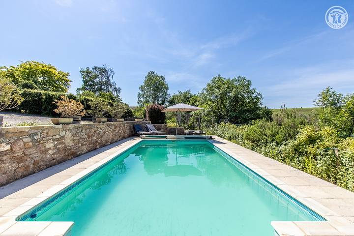 Gîte pour 4 personnes, avec Terrasse ainsi que Piscine et Vue